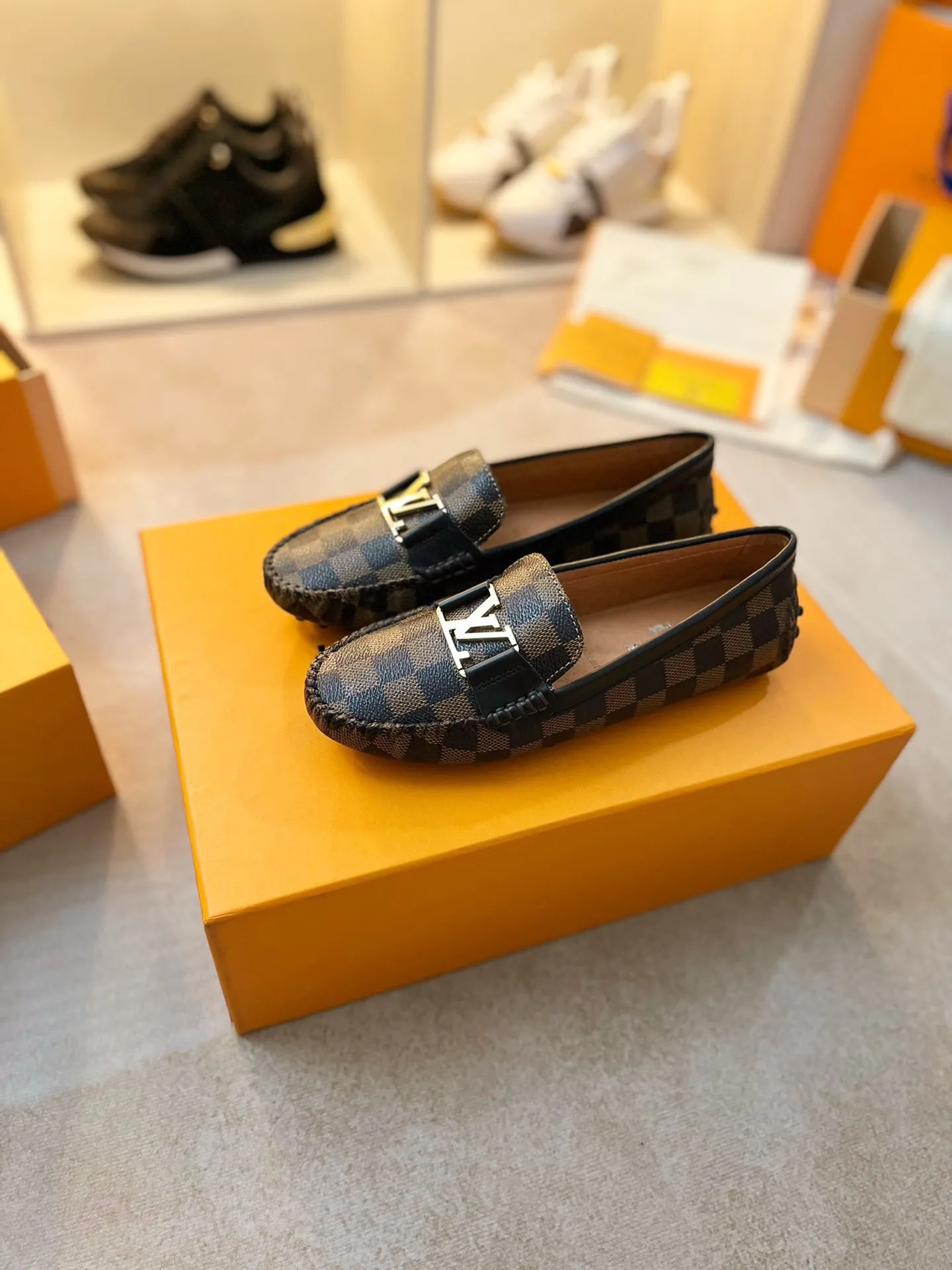 p460💰Couple model❤️🇫🇷 𝙇𝙤𝙪𝙞𝙨 𝙑𝙪𝙞𝙩𝙩𝙤𝙣 🇫🇷Louis Vuitton 2023 Classic𝓛𝓿 𝓣𝓻𝓪𝓲𝓷𝓮𝓻 Sports Series ➪➪➪¯ [Arizona Doudou Shoes Series] ▪️▪️▪️Arizona slip-on shoes are made of Monogram Eclipse canvas. Its hand-painted and dyed edges and hand-sewn uppers fully demonstrate Louis Vuitton's traditional shoemaking craftsmanship. This slip-on shoe is very lightweight. The integrated tongue and upper make it particularly comfortable and flexible. The soft outsole is equipped with rubber padding. Decorated with matching sash. Detailed features: ☑️Monogram Eclipse canvas ☑️Black Eclipse pattern ☑️Hand-painted shoe edges ☑️Hand-sewn uppers (each pair takes time to process) ☑️Integrated tongue and upper construction ☑️Outsole equipped with rubber lining ☑️size: 35_46